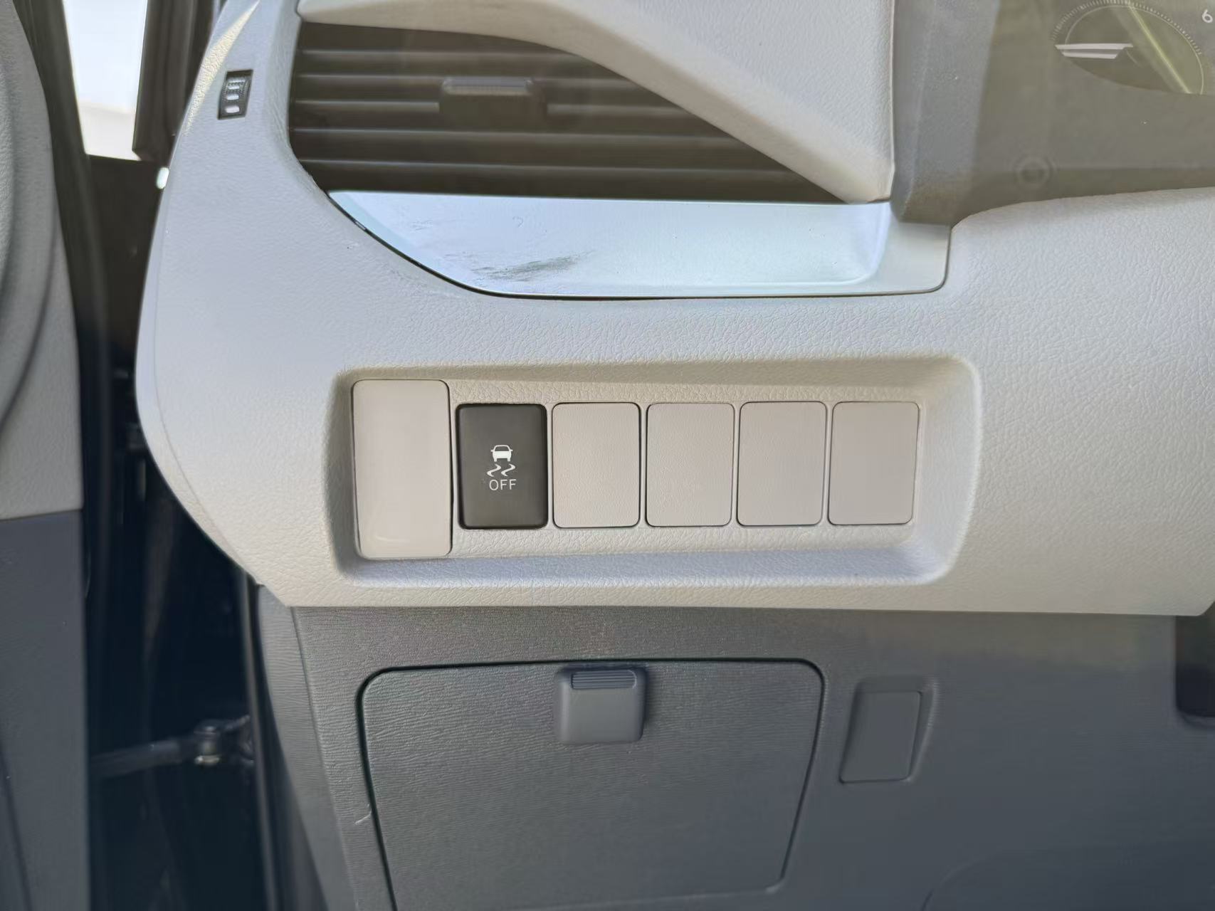 2020 Toyota Sienna L - Photo 13