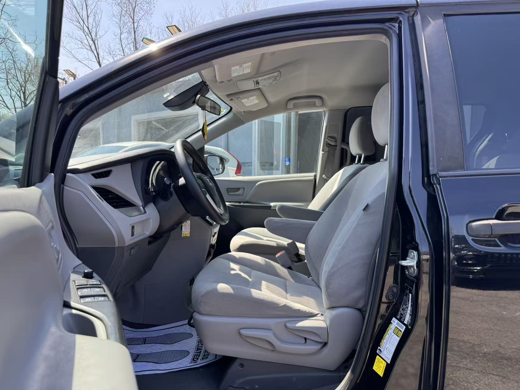 2020 Toyota Sienna L - Photo 18