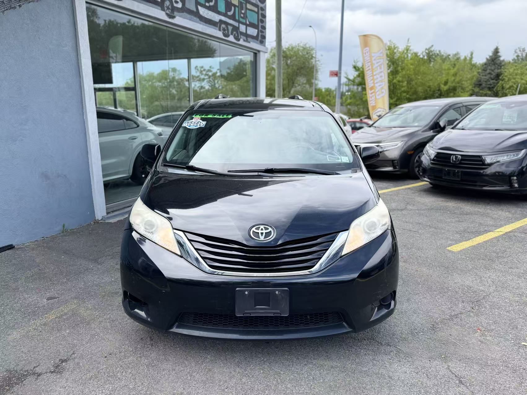 2015 Toyota Sienna LE V6 8-Passenger's photo