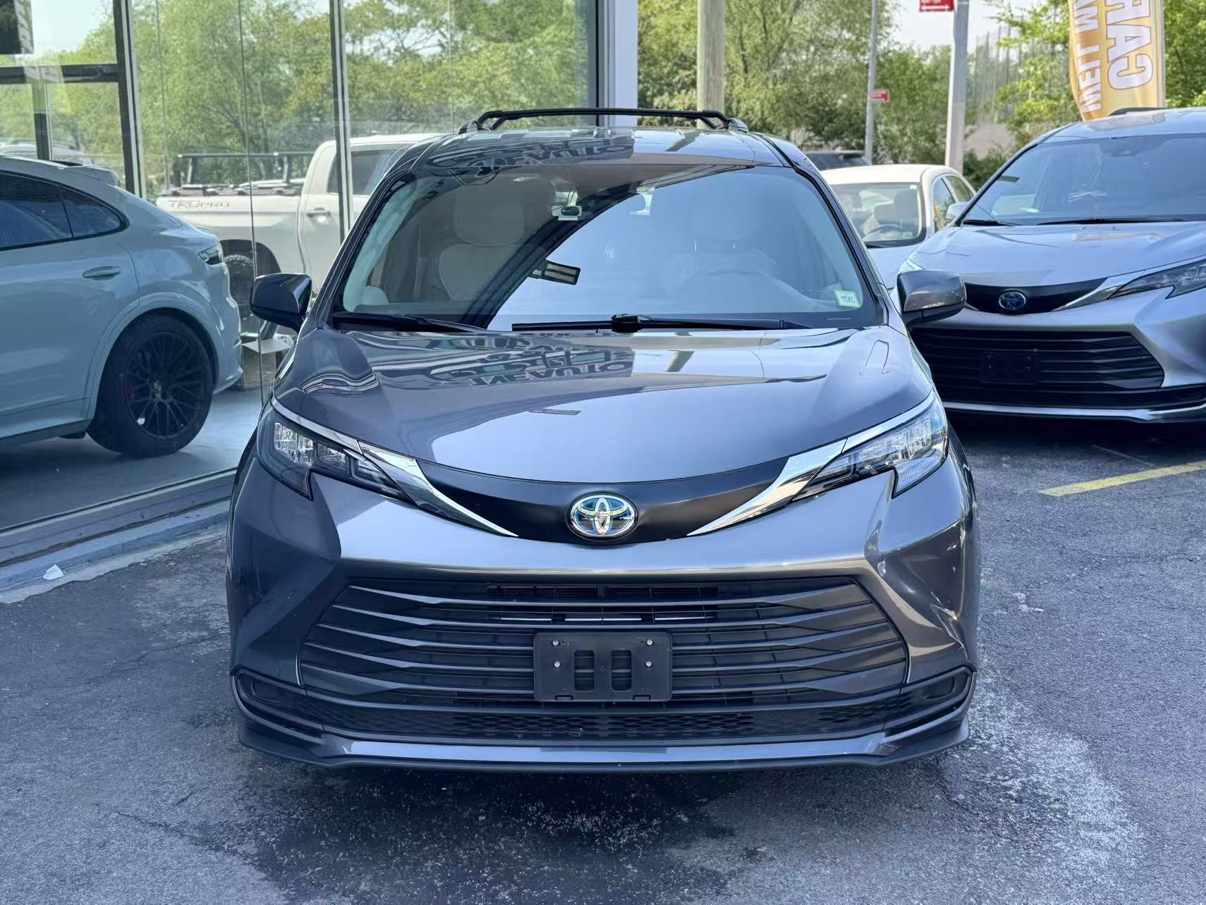 2025 Toyota Sienna LE 8-Passenger Hybrid AWD's photo