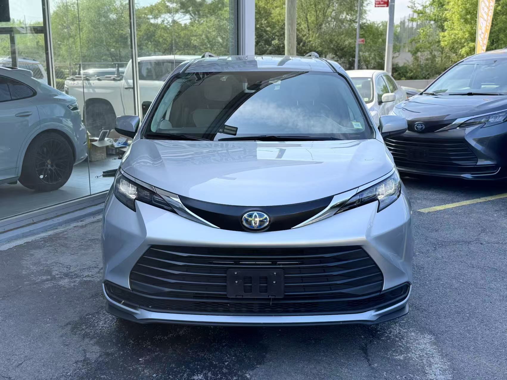 2025 Toyota Sienna LE 8-Passenger Hybrid AWD's photo