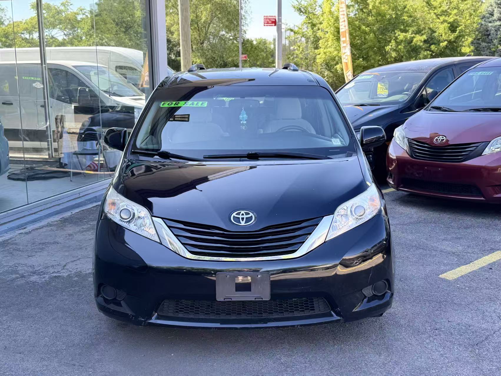 2016 Toyota Sienna LE V6 7-Passenger Access Seat's photo